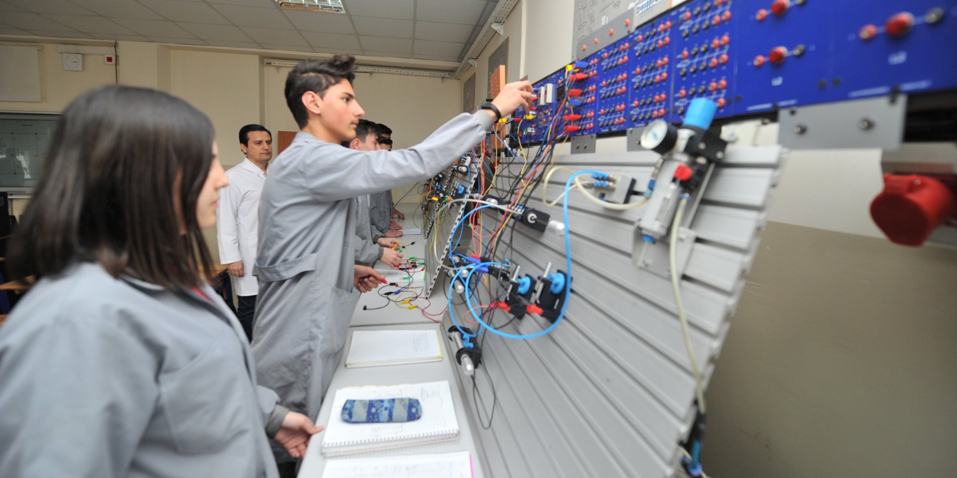 SEKTÖR İÇİ OKUL, SEKTÖRE ENTEGRE OKUL, BÖLGE OKULU VE İHTİSASLAŞMIŞ MESLEK LİSELERİ YAYGINLAŞTIRILACAK